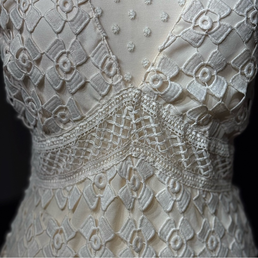 Romeo & Juliet Couture Cream Lace Mini Dress - Picture 10 of 12